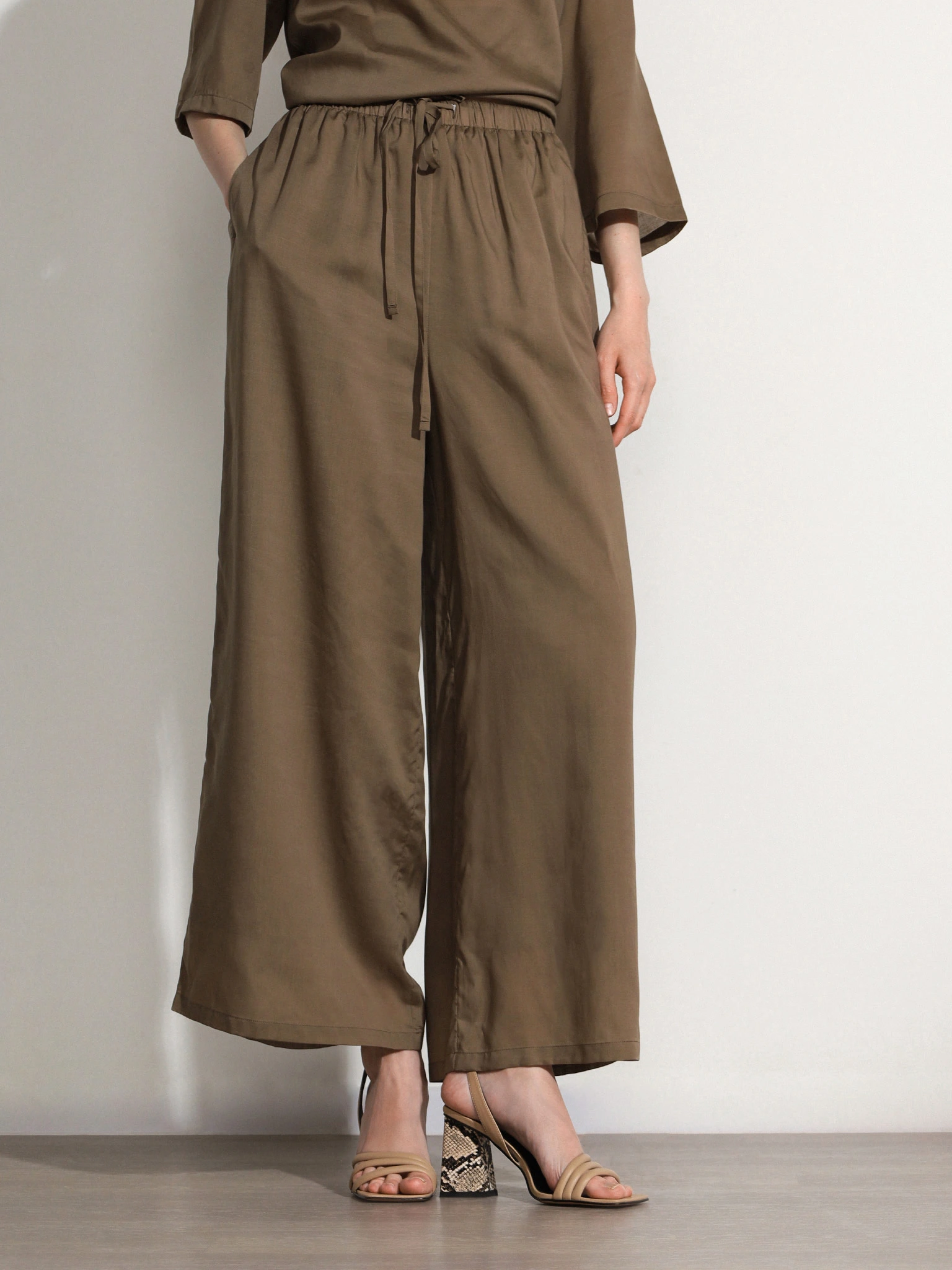 Брюки песочного цвета свободного кроя